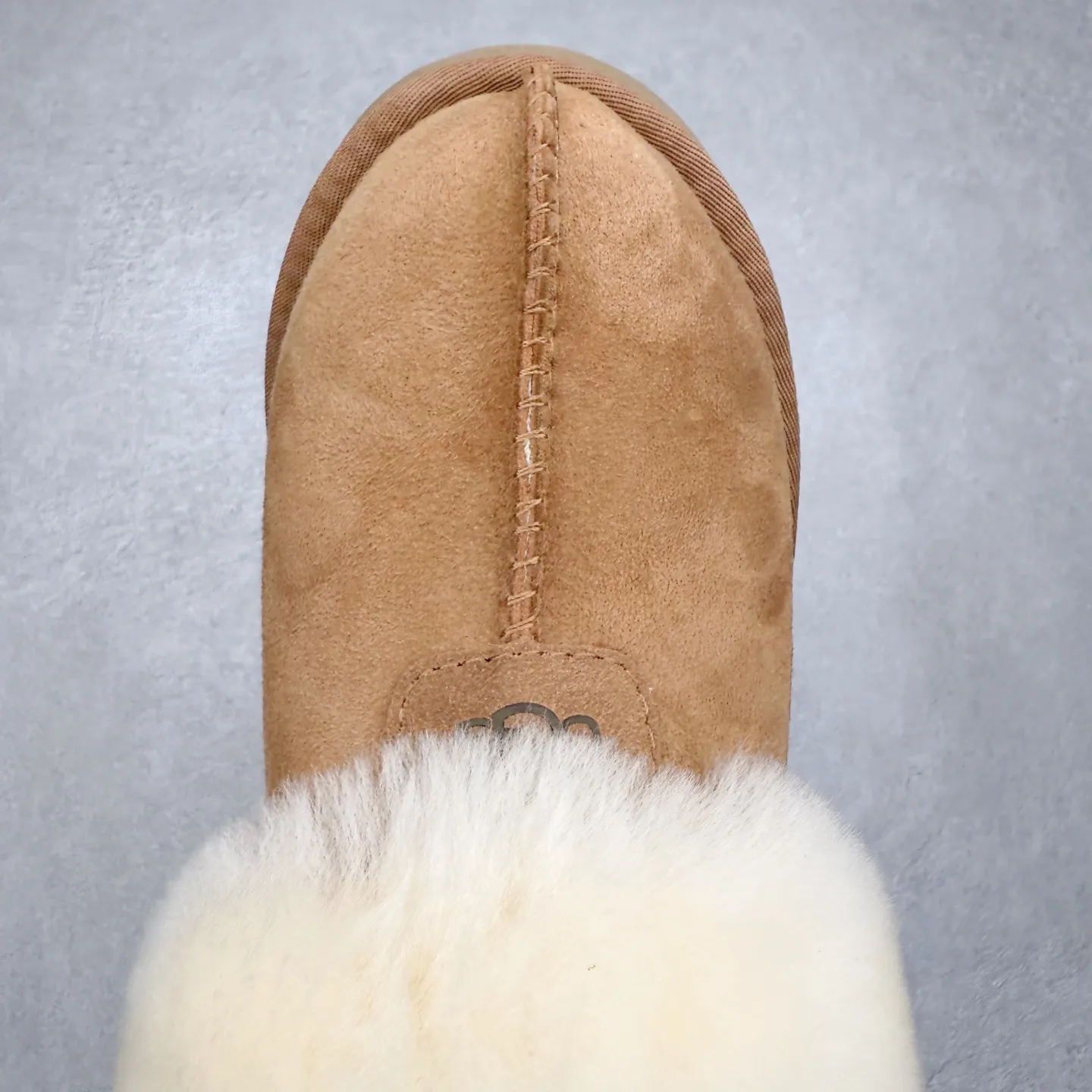 Pick up locally 💰520 UGG 4810H Tatsu special thick-soled autumn and winter sheep fur integrated snow boots. All shoes are made of ZP same factory. Longfeng A-grade Australian imported sheep fur integrated brand OEM production line. Fully follow the ZP process. OEM original pattern maker. Adhering to the principle of no original shoes and no development selection. Pay attention to every detail. The most authentic version on the market TREADLITE "Light Wing" technology outsole Lightweight/durable/flexible/pile size: 35 36 37 38 39 40 Coding: by2936070
